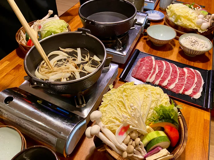 關東風壽喜燒可選擇板腱牛或宜蘭葛瑪蘭黑豚梅花搭配。莊偉祺攝