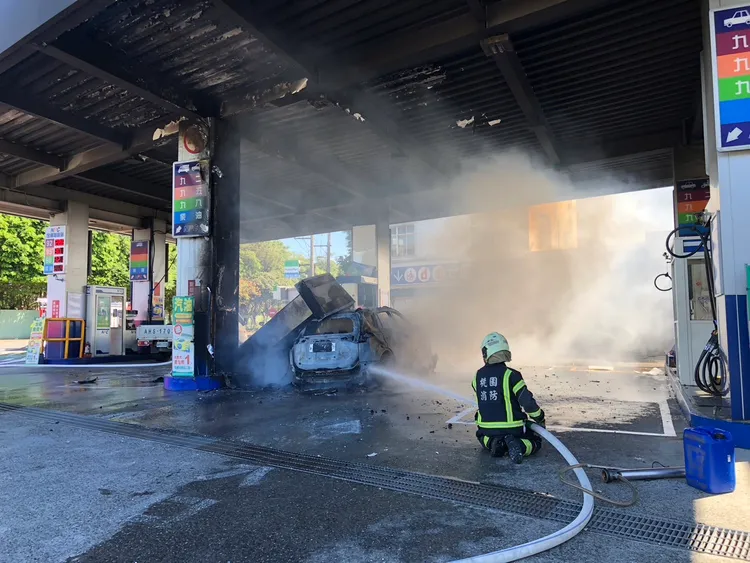 消防人員緊急灌救。翻攝畫面