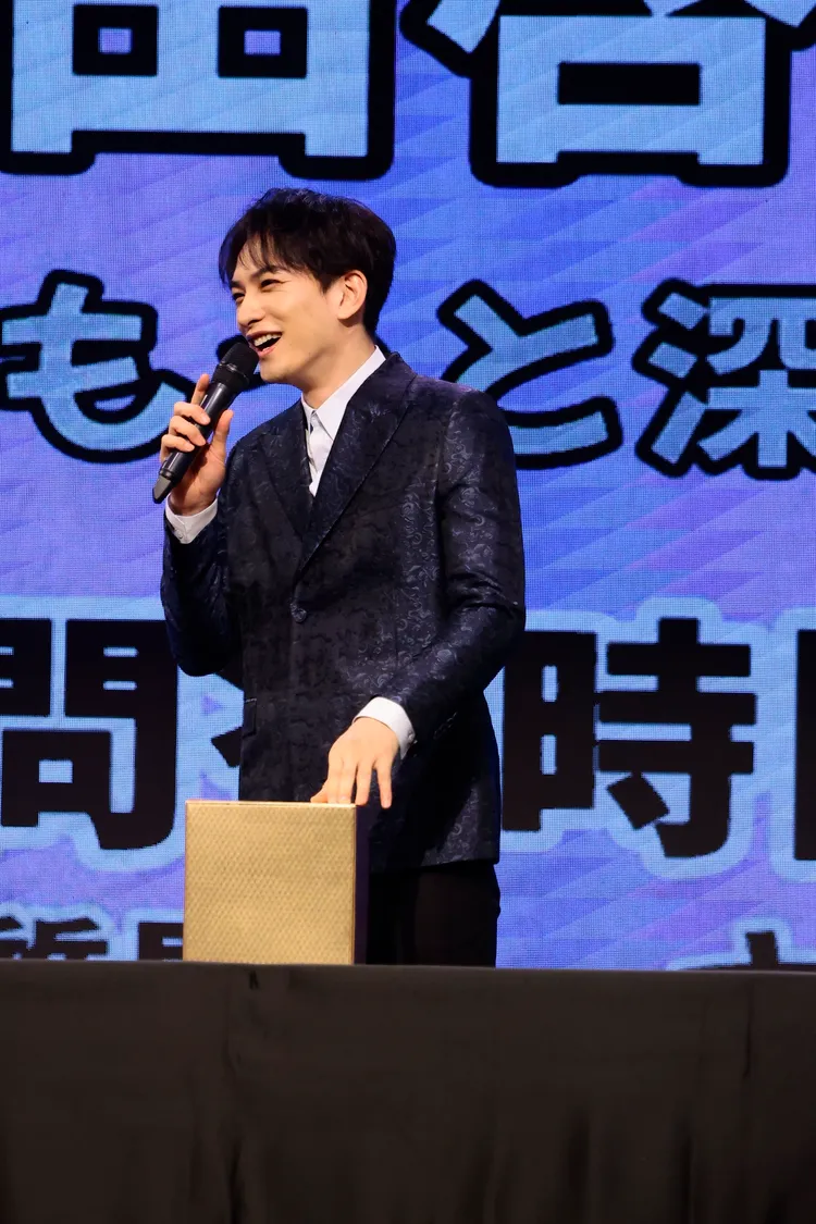 町田啓太看到箱子滿滿問題紙被嚇到，抽到髮型問題有了「80歲禿頭的勇氣」。LDH愛夢悅提供