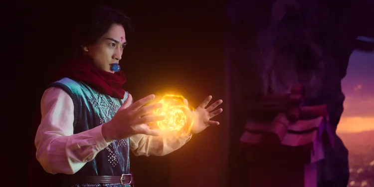 町田啓太重現《幽遊白書》小閻王咬奶嘴技巧，秀中文「謝謝大家今天來」。Netflix提供