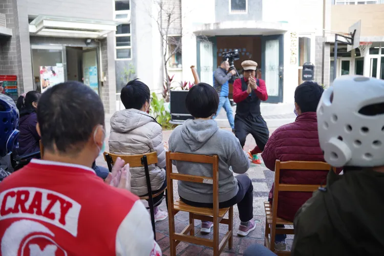 女童軍團邀請「哇哈哈劇團」帶來精彩的表演，讓拙茁家園生度過歡笑與感動的時光。新竹縣府提供