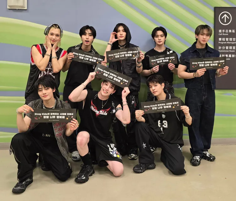 Stray Kids演唱會結束後，舉起台灣粉絲準備的手幅開心合照。翻攝Stray Kids X