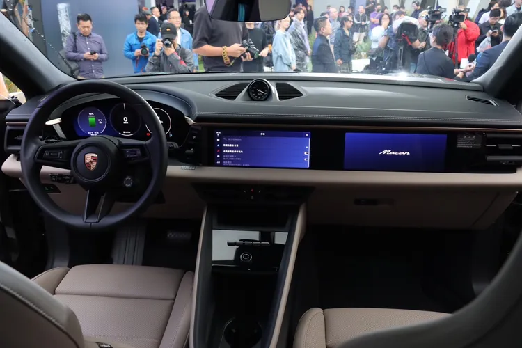 Macan 搭載最新世代的螢幕與操作概念，最多可擁有三個螢幕，包含單獨豎立的12.6吋曲面數位儀錶板、10.9吋的中控螢幕以及選配的10.9吋乘客資訊娛樂顯示幕。林浩昇攝