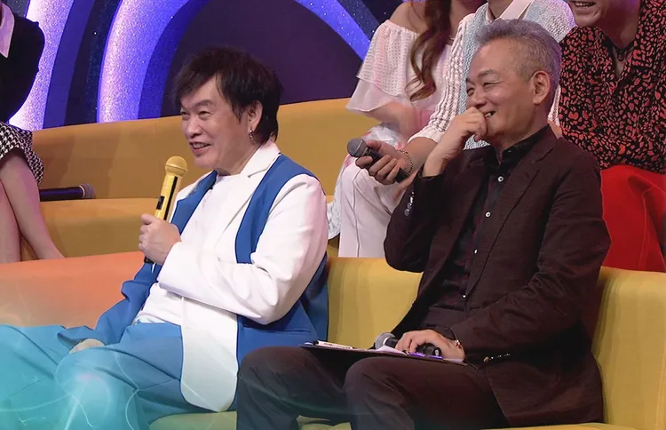 黃建銘（右）擔任評審，藝人都怕，左為康康。中視提供