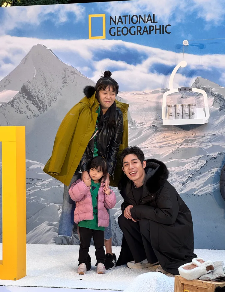 詹懷雲與喜愛場粉絲合影。劉旻君攝