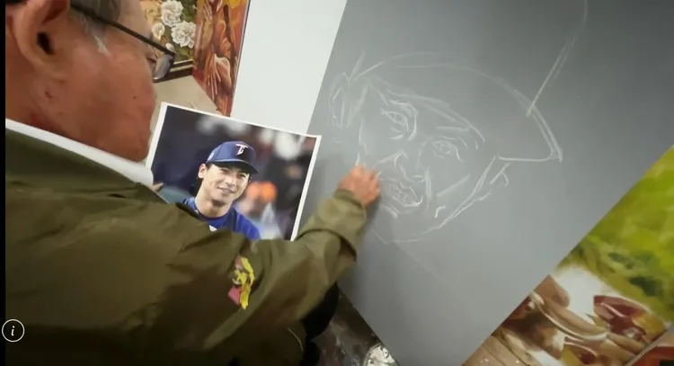 手繪電影看板大師顏振發，12月開課教畫，臨摹對象就是「台灣隊長」陳傑憲。民眾提供