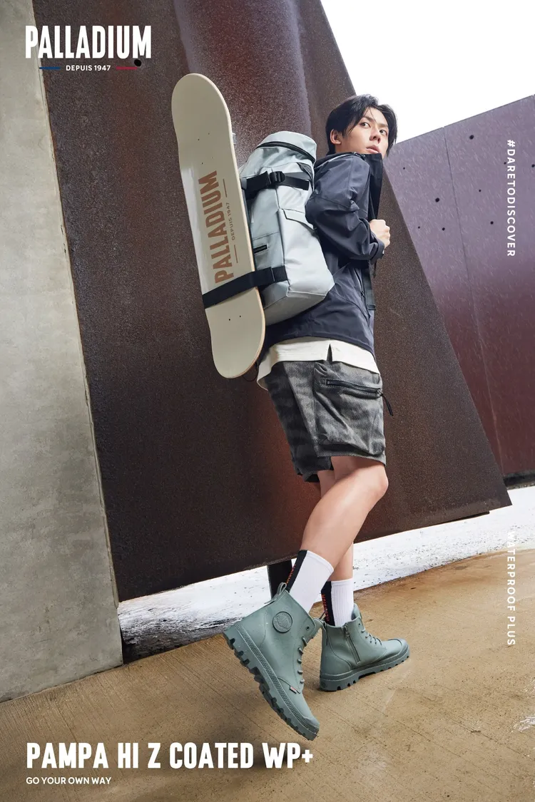 機能潮流後背包前方織帶設計可攜掛同系列滑板桌。品牌提供