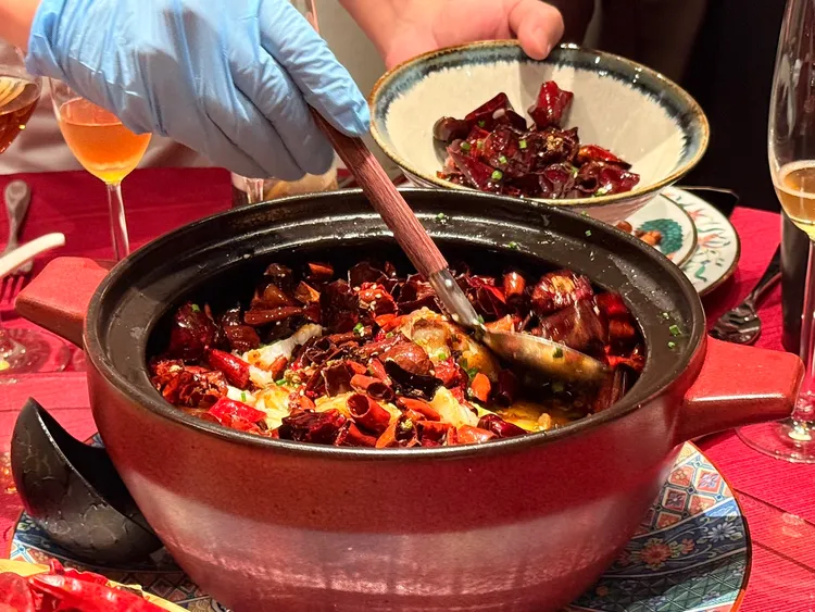 山城辣子雞選用台灣在地的玉米雞，以香料醃製後下油鍋炸，切成小塊後與新一代辣椒、燈籠辣椒、青紅花椒、藤椒油、酒鬼花生等香料一同入鍋翻炒，形形色色的辛香料碰撞出鮮辣純香。陳揚盛攝