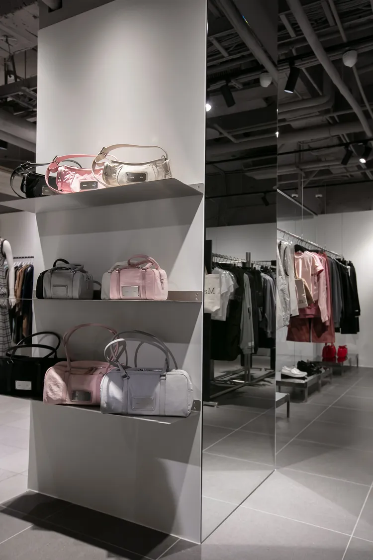 經典尼龍包有大小尺寸。品牌提供