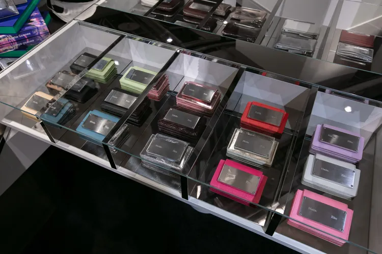 經典的鐵牌包以俐落輪廓結合金屬細節成為設計亮點。品牌提供