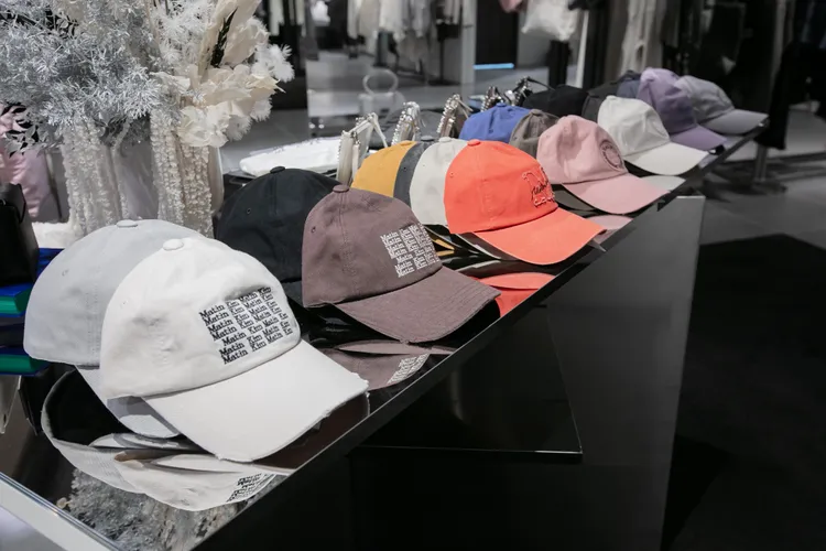 店內帶來多樣棒球帽。品牌提供