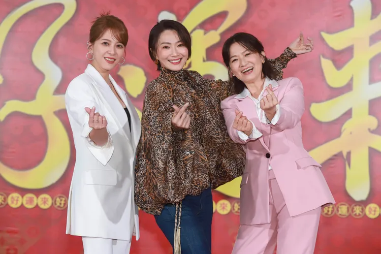 蘇晏霈（左起）、侯怡君、謝瓊煖戲裡分別演三個世代。民視提供