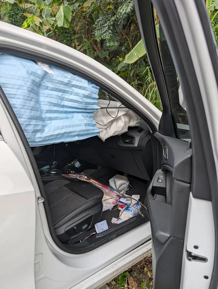 BMW撞護欄後衝進邊坡，車內安全氣囊均爆開。蔡易軒提供