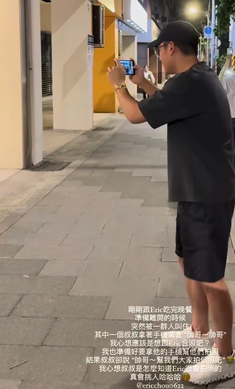 周興哲幫民眾拍照時，還不忘喊倒數３２１。周予天IG限動