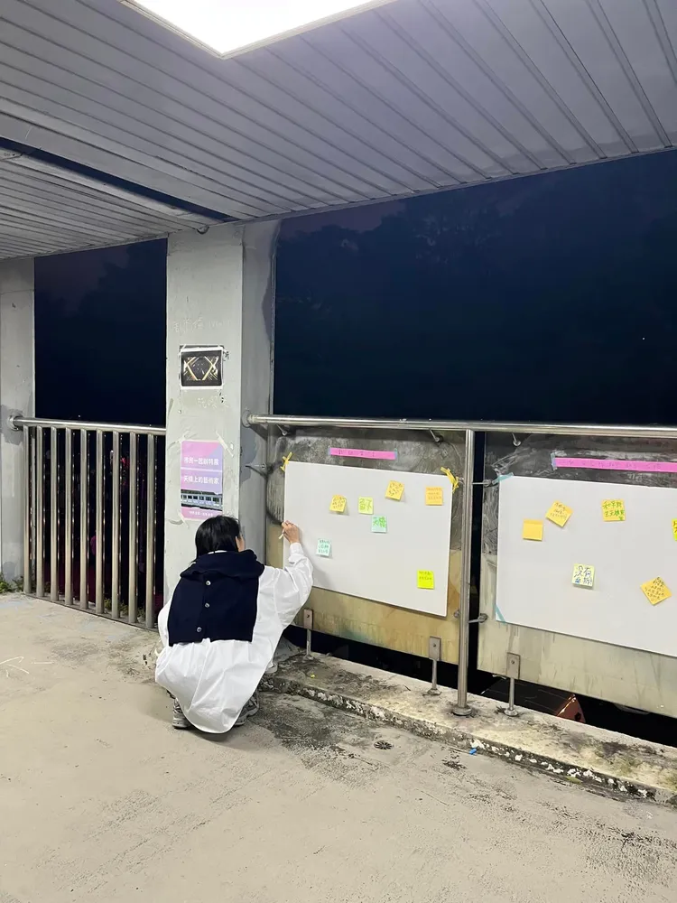 民眾在拆除前於橋上留下對天橋的不捨與回憶。翻攝《守護和平新生天橋》臉書