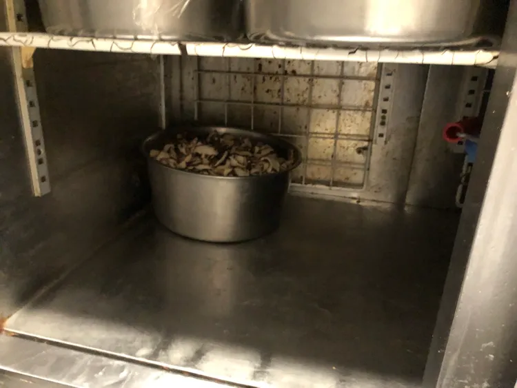 台北市衛生局發現小王煮瓜人員衛生、食材處理及場所衛生等進行查核，查有垃圾桶未加蓋、食材未離地、冰箱內食材未覆蓋、清潔劑與食材及員工飲料混合放置及未設置員工物品專區等衛生缺失事項。台北市衛生局提供