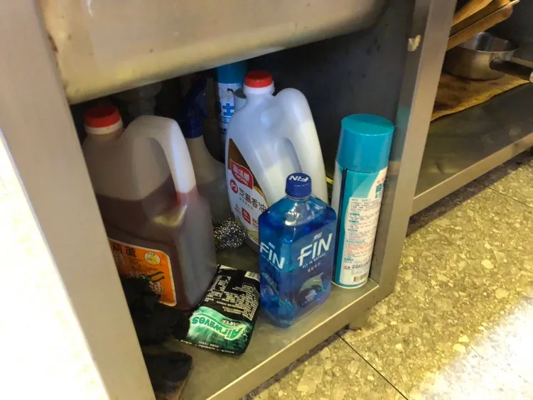 台北市衛生局發現小王煮瓜人員衛生、食材處理及場所衛生等進行查核，查有垃圾桶未加蓋、食材未離地、冰箱內食材未覆蓋、清潔劑與食材及員工飲料混合放置及未設置員工物品專區等衛生缺失事項。台北市衛生局提供