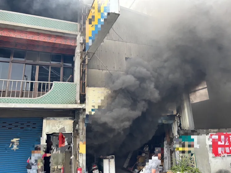 現場濃煙。桃園市消防局提供