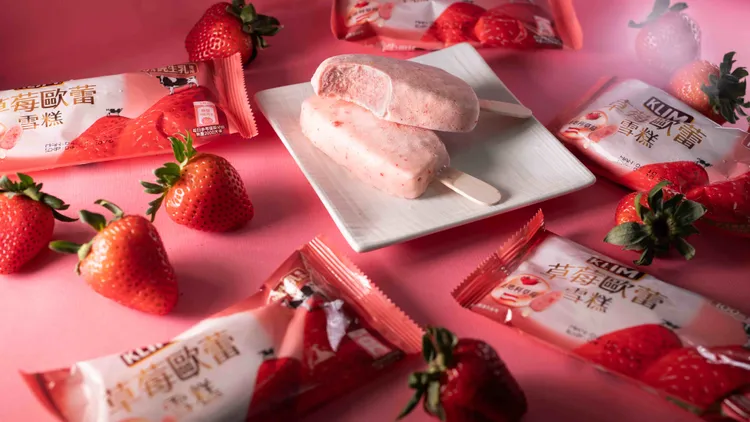 「克寧草莓歐蕾雪糕」嚴選奧地利草莓，搭配日本工藝煉乳風味脆皮，增添豐富的層次口感。業者提供