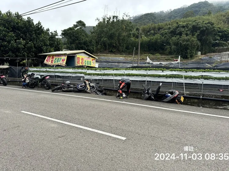 多輛重機被林男撞進水溝內。民眾提供