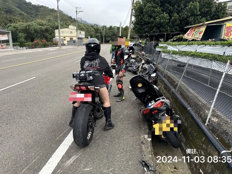 路邊多輛重機被林男波及。民眾提供