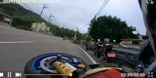 台3线百万重机时速破百过弯自摔 殃路边整排4重机!骑士这原因毫发无伤