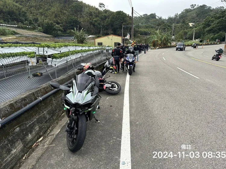 現場多輛重機受損。民眾提供