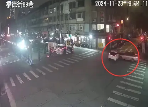 北市信義區兩車擦撞...一台被撞歪再撞捷運施工圍籬　一台直衝騎樓！