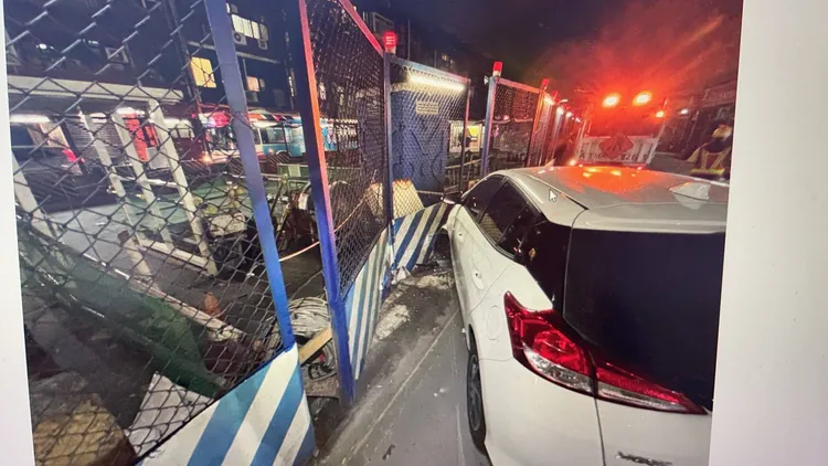許男車子被撞後噴飛，車頭還撞上一旁捷運施工圍籬。翻攝畫面