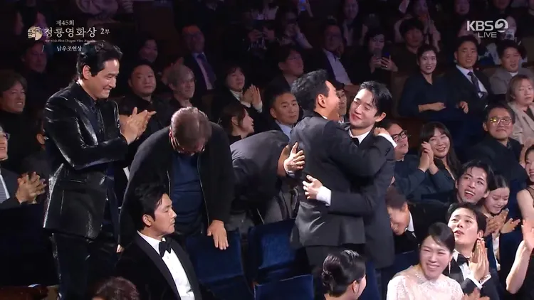 黃晸玟（左）給丁海寅大大的擁抱。翻攝KBS