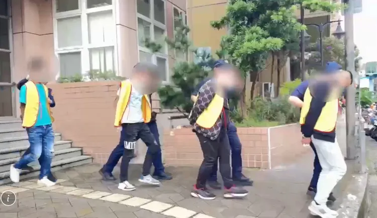 四名惡煞持球棒砸店過程中，有人用力過猛誤傷自己。翻攝畫面