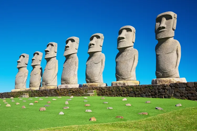 日本九州宮崎的日南太陽花園，有全球唯一獲得復活島許可摩艾石像群。易飛旅遊提供