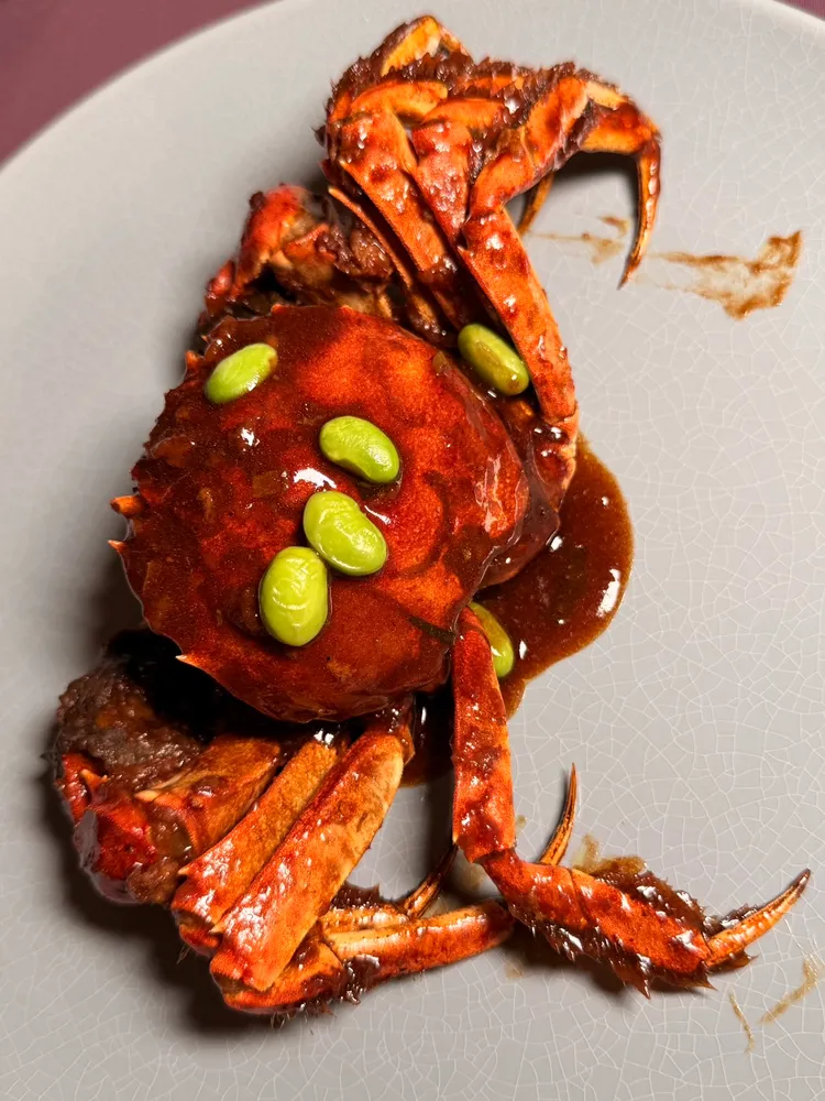 滬上醬爆大閘蟹選用五兩大閘蟹酥炸後，與甜麵、黑豆瓣醬、鎮江醋等香料爆炒。陳揚盛攝