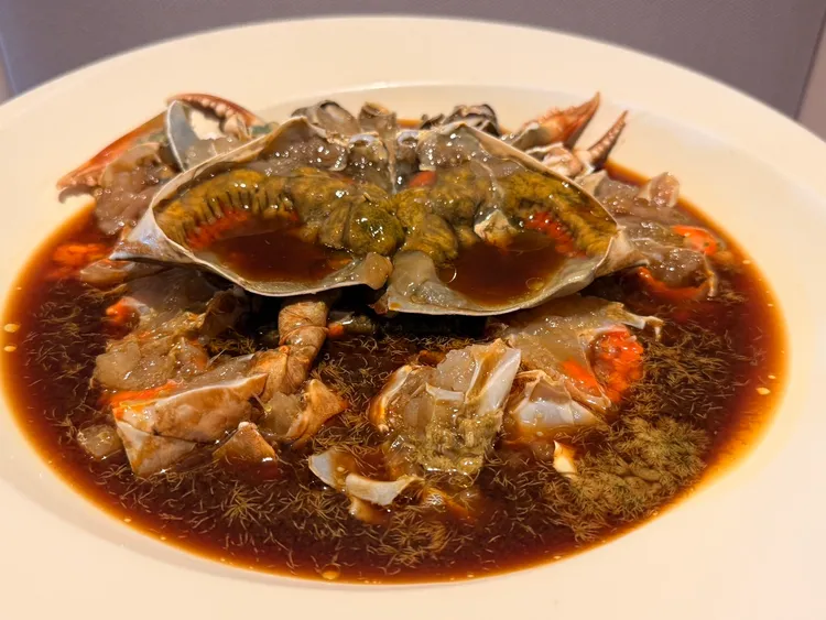 天香樓主廚路凱源經典重現嗆蟹。陳揚盛攝