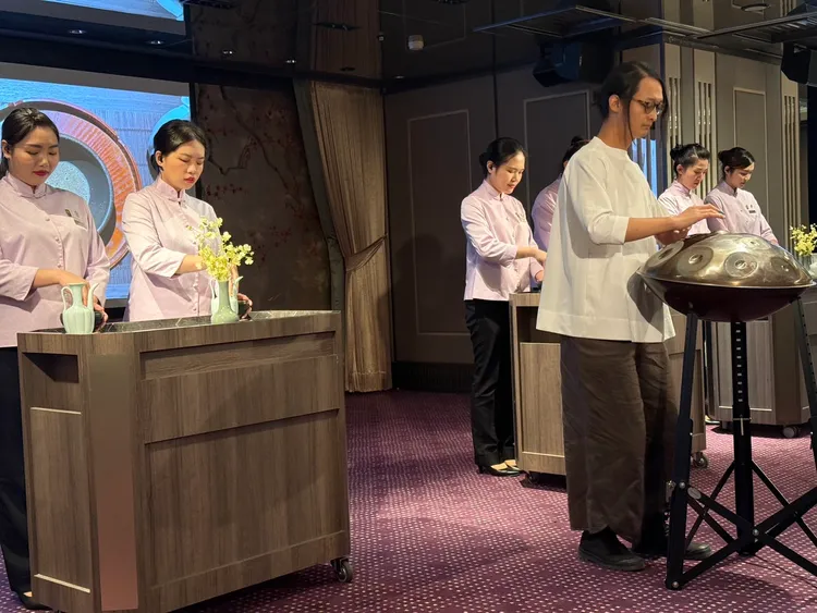 國內手碟演奏家暨聲音療癒師陳沛元結合茶藝與手碟展演，演繹宋朝皇帝宋徽宗的七湯點茶法為嘉賓開場。陳揚盛攝