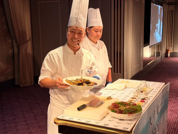 米其林一星餐廳天香樓新到任主廚路凱源(左)展演寧式18斬嗆蟹。陳揚盛攝