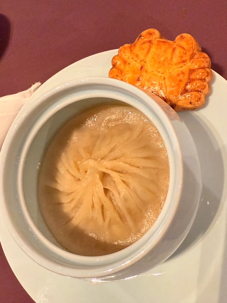 蟹黃水晶上湯包是一般小籠包5倍大，搭配蟹黃酥餅同步享用。陳揚盛攝