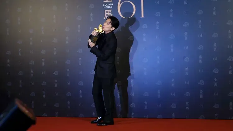 施名帥腳踩PEDRO皮革布洛克牛津鞋。攝影中心攝