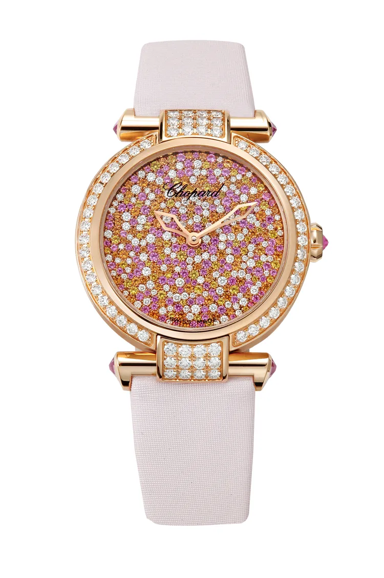 蕭邦Imperial系列18K玫瑰金腕錶，鑲嵌總重0.19克拉黃色剛玉，0.54克拉粉色剛玉、0.3克拉石榴石，以及1.05克拉鑽石，搭載自動上鍊機械機芯，動力儲存42小時，防水深度50米，全球限量25只，249萬1000元。品牌提供