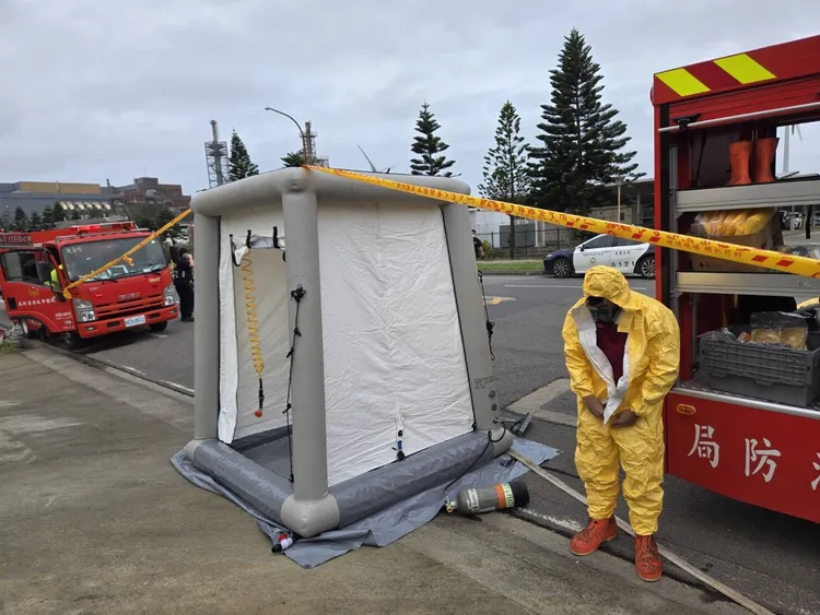 消防人員著A級化學防護衣佈線入廠。桃園市消防局提供