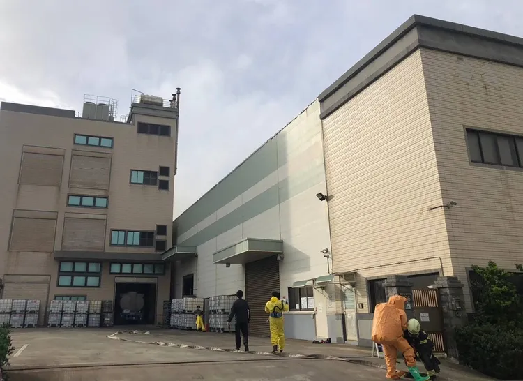 現場黃煙一度四散。桃園市消防局提供