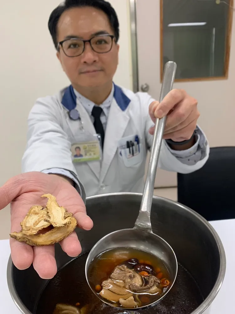 藥師陳德鉦呼籲「補冬三對」，要補對時間、補對體質、核對使用中藥物再進補，才能健康養生好過冬。台中醫院提供