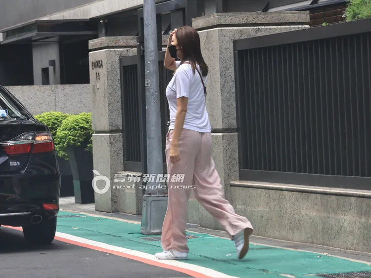 長腿名模陳思璇一身寬鬆休閒打扮，到中山區高級日本料理餐廳下車。特勤中心攝