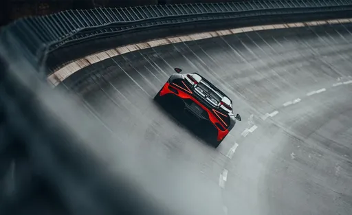 敞篷車時速破400創世界第一 這家車廠最自豪的陸地怪獸