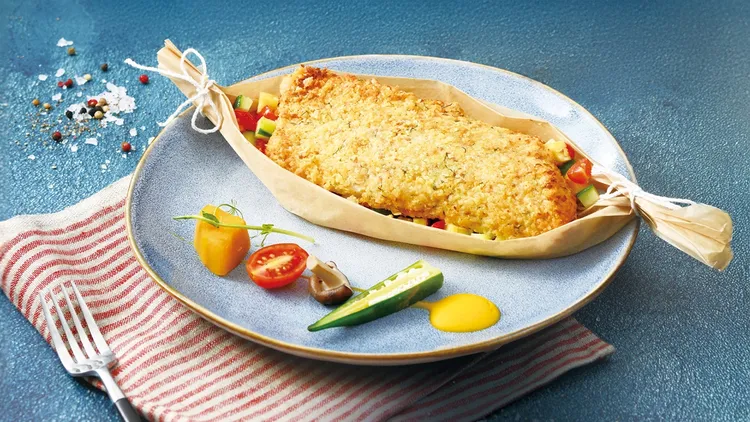 「堅果奶油紙包魚」，主廚特製醬汁包裹鮮嫩魚排，搭配多種蔬菜紙包烘烤，烤至魚排表面酥香，濃郁美味入口即化。業者提供