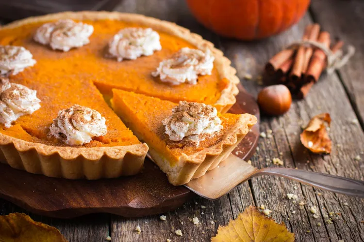 「經典南瓜派 Pumpkin Pie」是以香脆派皮搭配香滑的南瓜慕斯內餡組成，是感恩節最佳佐味甜品，售價880元。業者提供