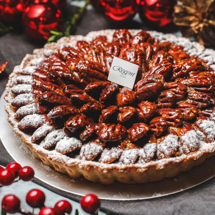 「美式胡桃派 Pecan Pie 」內餡由楓糖餡與萊姆酒、香草精調製而成，最上層鋪滿胡桃烘烤，是口感香氣兼具的節慶甜點，售價980元。業者提供