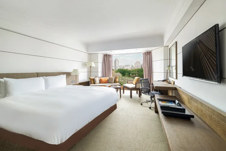 「感恩美饌假期」住房專案邀請房客入住13坪豪華客房房型，兩人同行、每房每晚1萬1900元起。業者提供