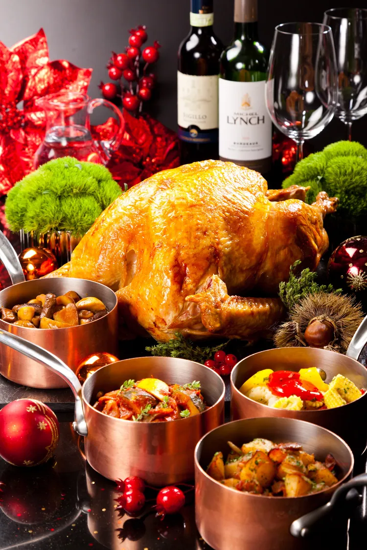 選擇「感恩美饌假期」專案的房客，可於入住當晚至二樓上庭酒廊享用美式爐烤火雞搭配香檳氣泡茶組成的感恩節雙人大餐。業者提供