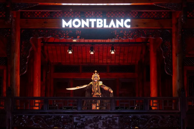 萬寶龍大師傑作系列一百周年全球慶典「成都之夜」上還有川劇變臉表演。品牌提供